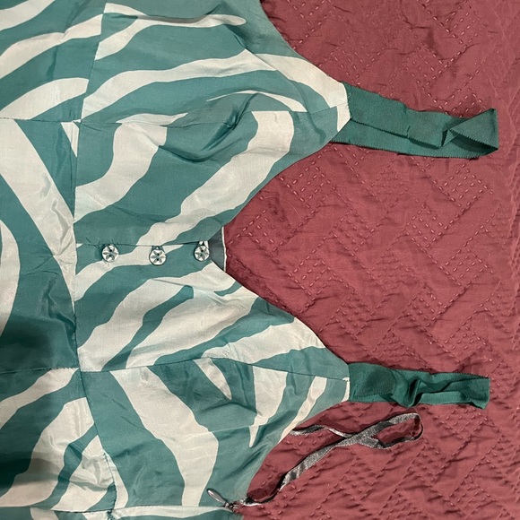 Guess dress in size 4 - Picture 6 of 6